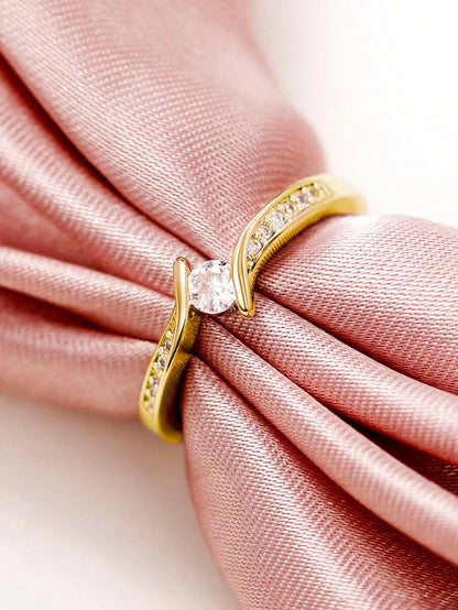 Clara – Delicate ring with a cubic zirconia sparkle