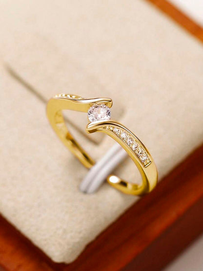 Clara – Delicate ring with a cubic zirconia sparkle