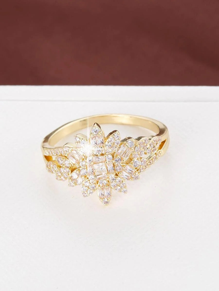 Ophelia – Elegant crown-style ring with refined sparkle