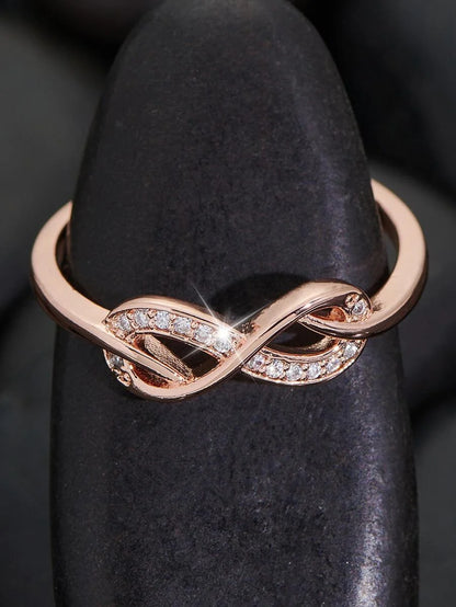 Vivienne – infinity ring with delicate sparkling stones