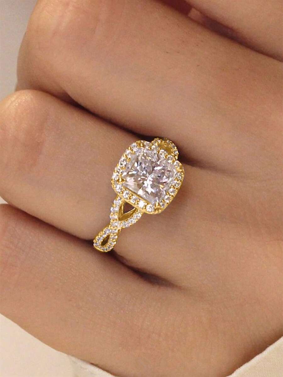 Amelia – Glamorous solitaire ring with a radiant cubic zirconia sparkle