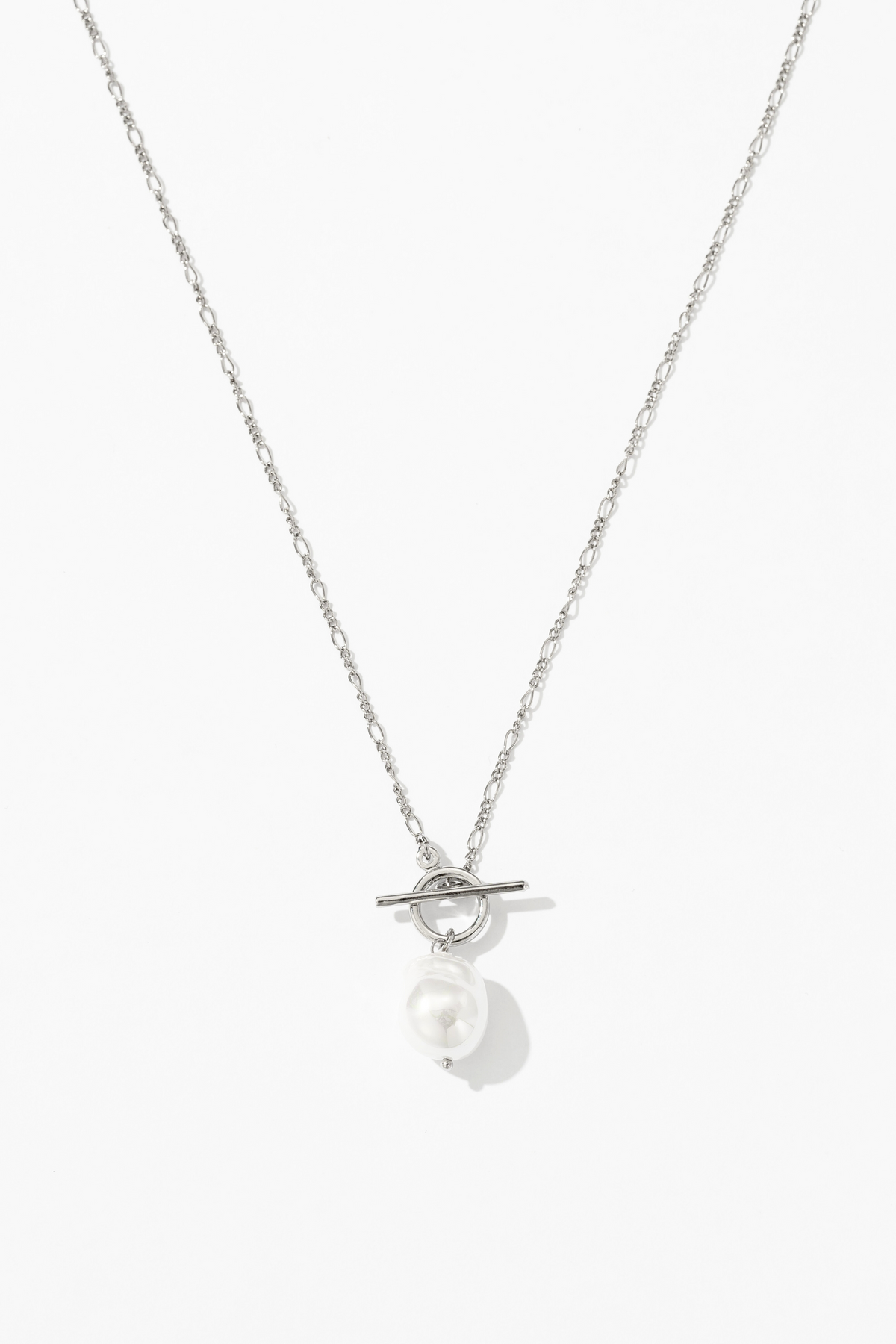 Elegant necklace with golden pearl