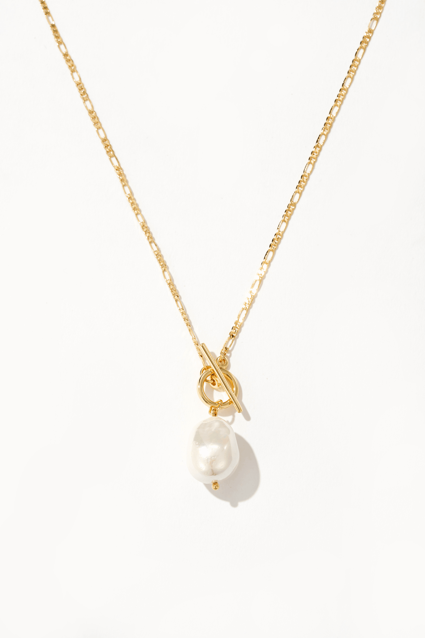 Elegant necklace with golden pearl